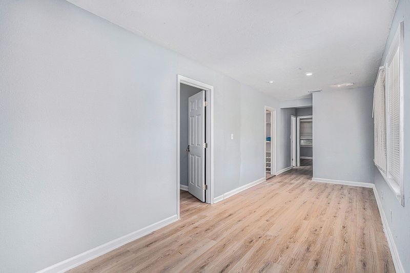Walking distance to St Joseph Hospital and TPA Airport! *Only 3 Padmates* Beautiful Cozy home (id. 9181)