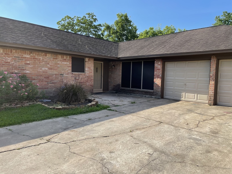 roommates in Baytown Entire Place 4Bed/2Bath living room - cirtru.com