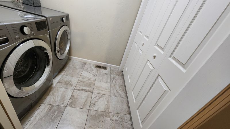 roommates in Montrose Private Room in 3Bed.1.5Bath - cirtru.com