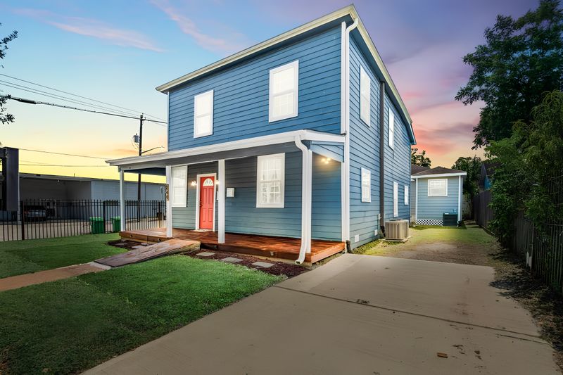 5 minutes drive to Downtown Houston, TX & Texas Medical Center. Walkable 2nd Ward House. Has in-unit shared washer & dryer. (id. 8961)