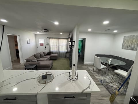 roommates in Undisclosed, Houston, TX 77087 Live in Southeast Houston, a 5 minute walk to transit stop Park Place Blvd @ De Leon St (id. 30367) - cirtru.com