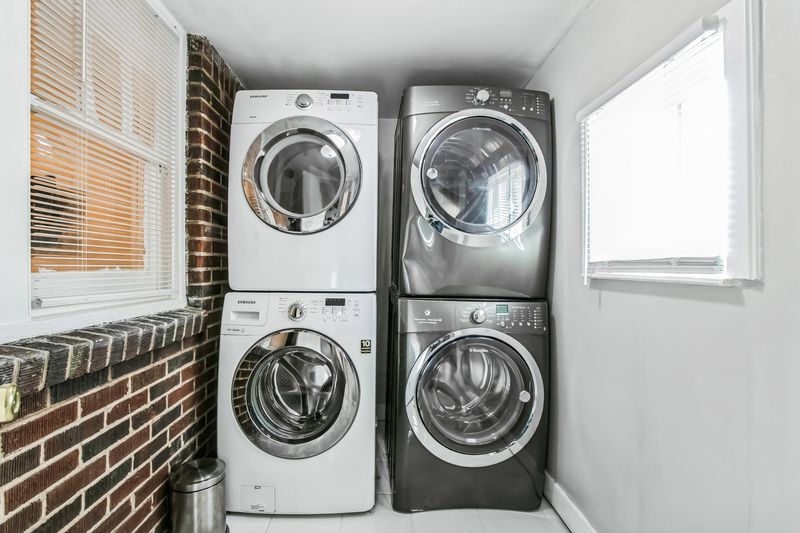 roommates in Undisclosed, East Point, GA 30344 Renovated Home  Close to Public Transport  Smart-TVs  FREE Washer/Dryer! (id. 11060) - cirtru.com