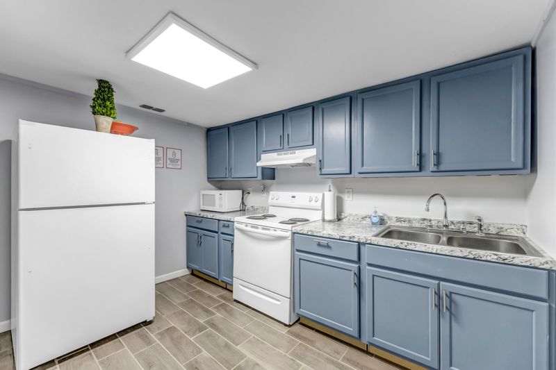 Comfortable & homey Orange Park House with Dining area and Kitchen. (id. 4120)