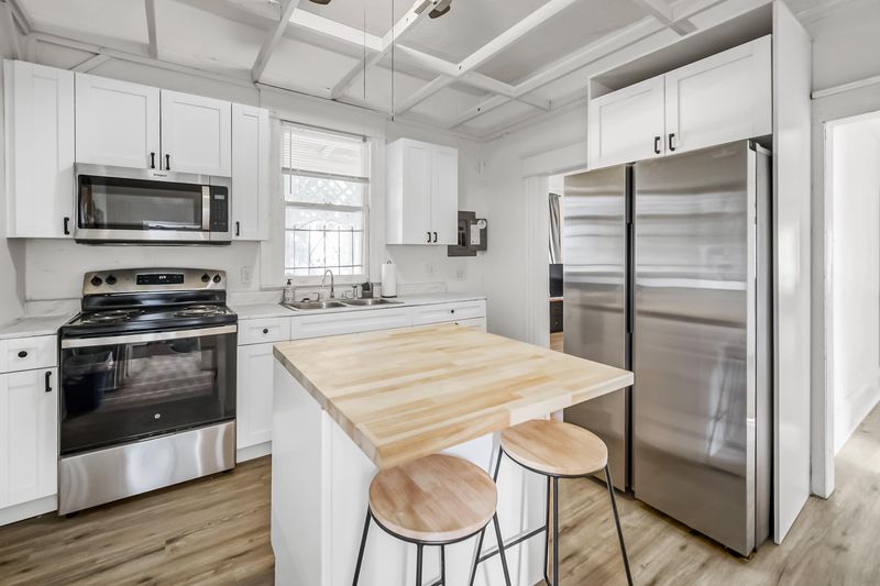 Comfortable & beautiful Jacksonville House with Backyard (id. 9735)