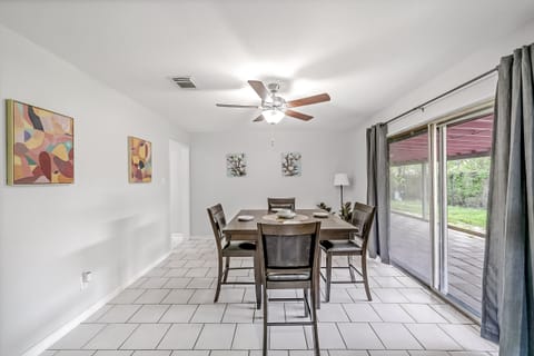 roommates in Undisclosed, Houston, TX 77039 Northeast Houston Co-Living  | Private Room, Smart TV, Desk, Laundry & Easy Commute (id. 2865) - cirtru.com