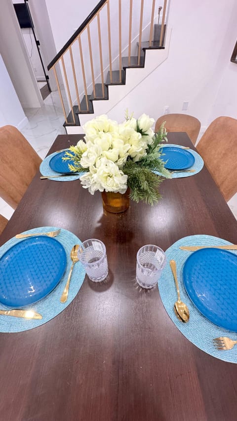 Modern Luxury Suite Near 5 Hospitals & Beaches (id. 33241)