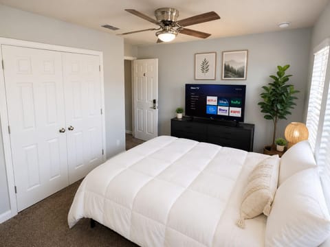 Upscale All-Inclusive Coliving Near Lackland AFB & SeaWorld | Only 4 Bedrooms| 1 Gig Wi-Fi | 12" pillowtop mattress| Washer Dryer |32" Smart TV| Mini Fridge in Every Room |Near public transit (id. 36915)