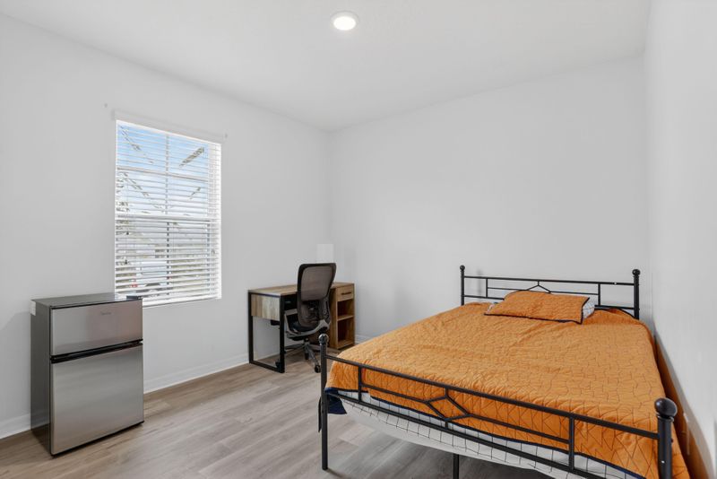 Amazing Rare Find Davenport House!! Free High Speed Internet and Laundry!! (id. 22086)