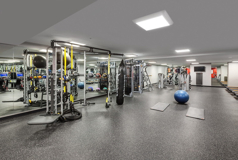 Room in luxury 3bed/2bath available