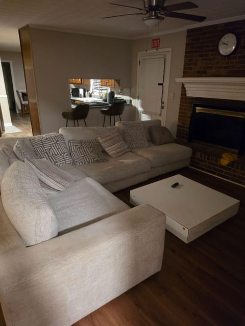 Live in Snellville (id. 41366)