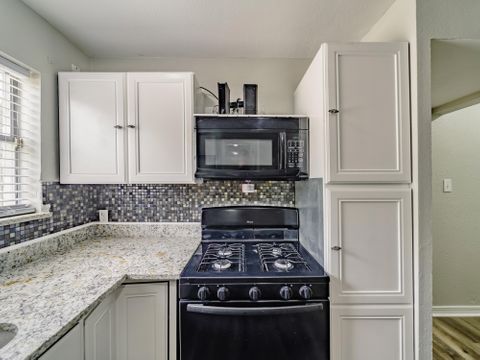 Alluring Two-Storey Brick and Wooden Home in Arlington (id. 1751)