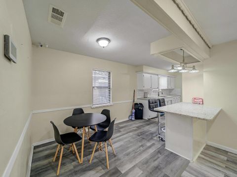Beautiful remodeled,  & spacious Dallas House each room come with at 50inch tv (id. 10812)