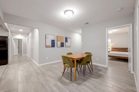 roommates in Undisclosed, Houston, TX 77087 The Retro Retreat - Houston’s Mid Century Modern Oasis (id. 8982) - cirtru.com