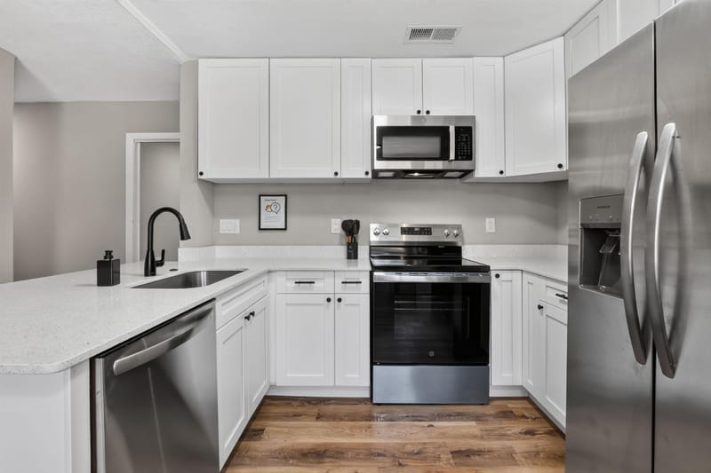 Modern Renovated Winter Haven Home with – Workspaces, Mini Fridges & TVs in Every Room (id. 37813)