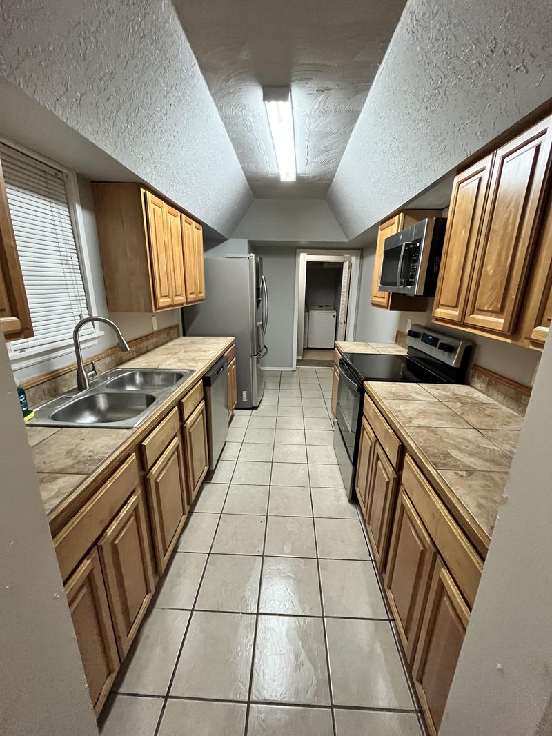 Arlington 4 minutes from Jacksonville University. Washer & Dryer in home (id. 1942)