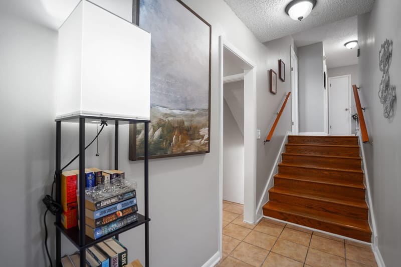 Brand New Remodel - Full Kitchen - Plenty of Space - Minutes to Regency Square, Publix & JTA Buses (id. 36697)