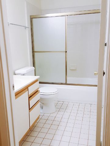roommates in Hayward Master bedroom at Sunhill Apartment - cirtru.com