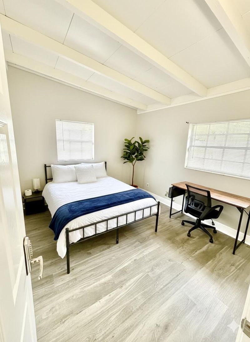 Spacious newly updated North Tampa Home USF & Theme Parks. Excellent Open Floor Plan (id. 26825)