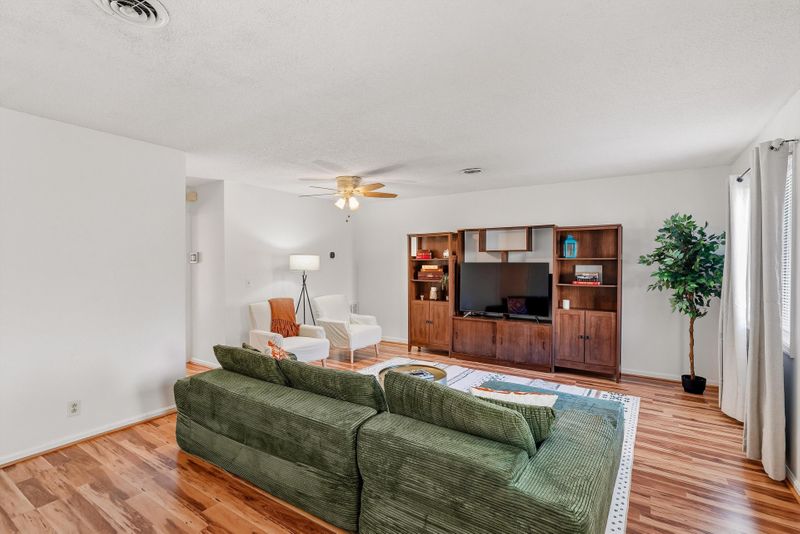 roommates in Undisclosed, Hermitage, TN 37076 Hermitage Condo - In unit washer/dryer, smart TVs, high speed internet, work space in each room, black out curtains, community pool and gym (id. 27754) - cirtru.com