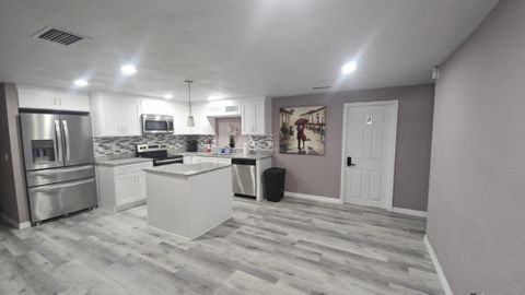 Affordable & Spacious Room in a Beautifully Remodeled Waterfront Home – Utilities included! (id. 11720)