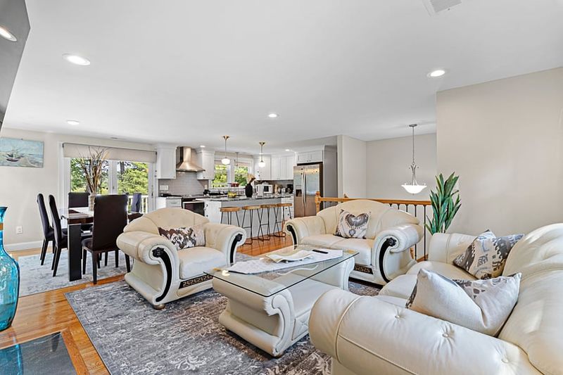 roommates in Duxbury Room1Bed.1Bath - cirtru.com