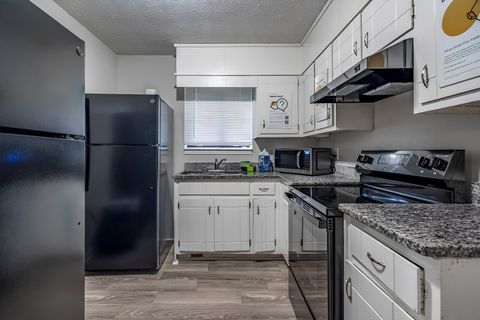 Scott Rd Home, a 5 minute walk to transit stop Church St & McElroy Dr (id. 976)