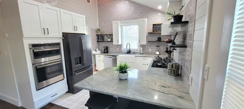 Renovated home in Dignowity Hill  Historic District. Close to Downtown, Alamo Dome, I-35 and  I-37. (id. 40752)