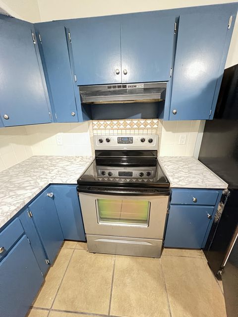 Lakeland House with Dining area and Backyard.  Newly-renovated & beautiful (id. 10640)