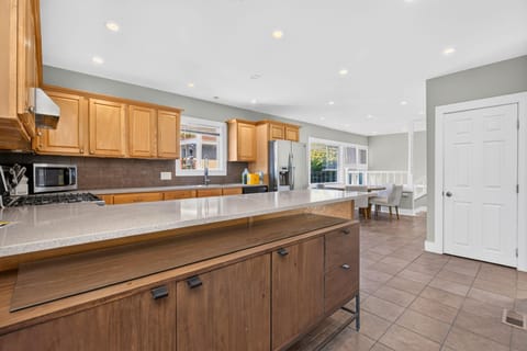 Beacon Hill Home Near Light Rail  Parking Included  Shops & Parks Nearby! (id. 39840)