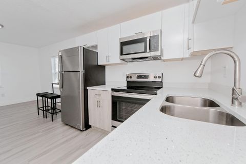 Newly-renovated & modern Sanford Duplex / Multiplex with Dining area (id. 10334)
