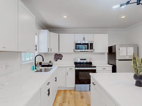 Experience Modern CoLiving - Private Furnished Rooms | All Utilities | Easy Fast Approval | (id. 38434)