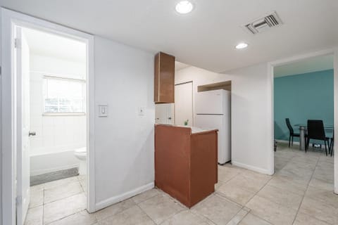Live in Lauderdale Manors (id. 38844)