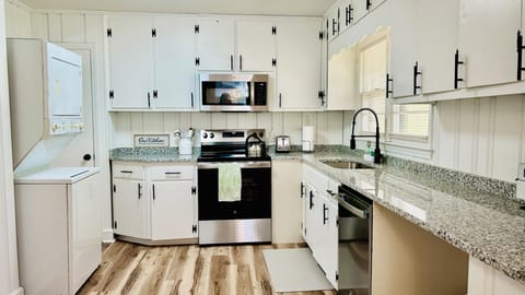 Modern & Comfortable Raleigh Home | Furnished | Secure | Free Wi-Fi  | Washer & Dryer  | Full Kitchen  | Quet neighborhood (id. 17179)