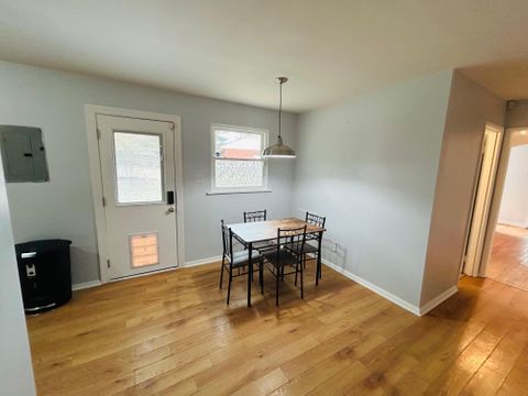 ‍ Modern Renovated Home Near I-440 — Walk to Bus Stop & High-Speed Internet (id. 25982)