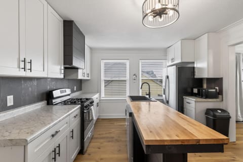 Quiet, clean, affordable, and close to everything (id. 21865)
