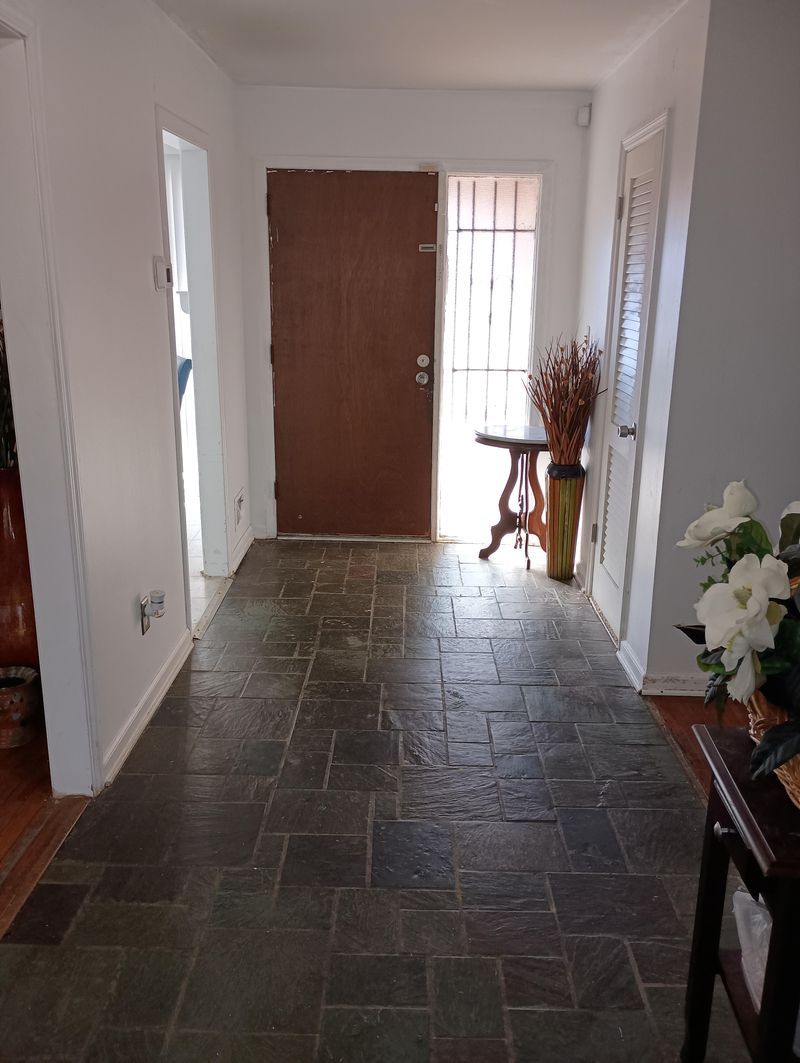 15 min from Hartsfield-Jackson, Intl, near Cascade and 285, minutes from Fulton Industrial, Greenbriar Mall and Camp creek Marketplace. 1.5 miles from Marta. (id. 11194)