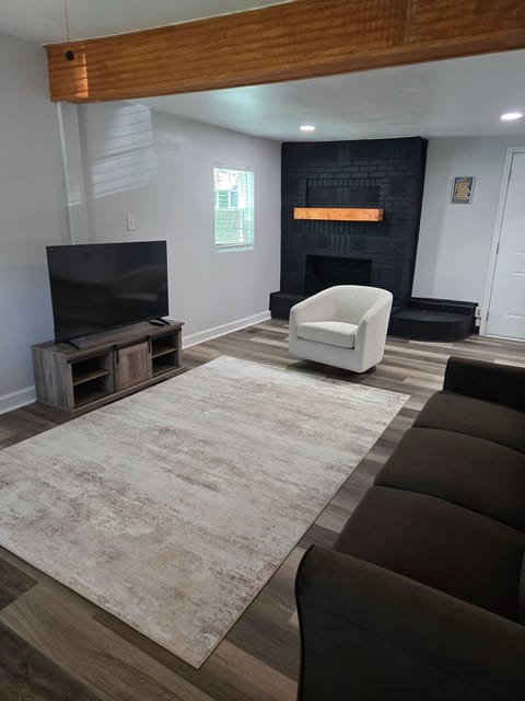 Live in McDonough (id. 35244)
