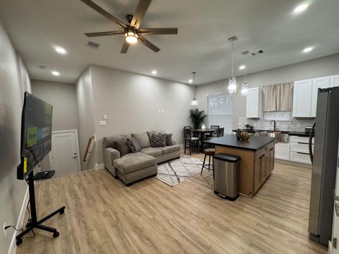 Floor Unit 3Bedroom Backyard Access w/ Modern Bathrooms Brand New Construction (id. 25436)