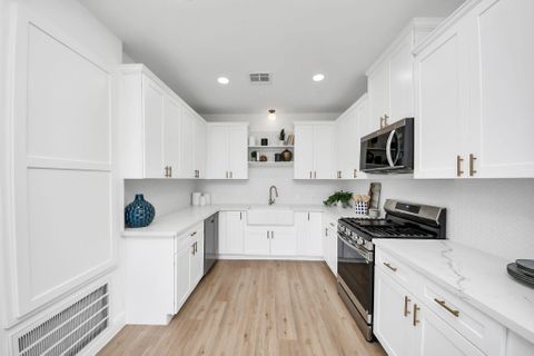 Modern 3-Story Home w/ Private Baths & Furnished Rooms – Clear Lake Shores Retreat (id. 20265)