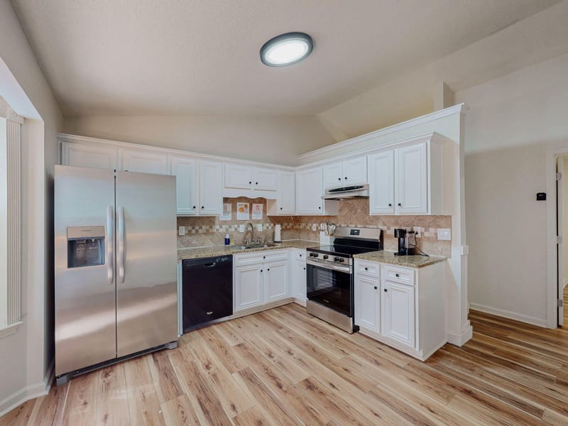 Fresh Updated Home  Quiet & Private Near I-20 & Xpress Laundry On-SiteBig Back Deck (id. 44673)