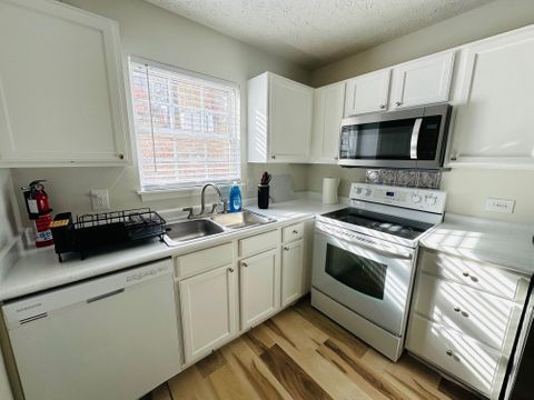 Spacious & Cozy Home in a Quiet Raleigh Neighborhood (id. 21110)