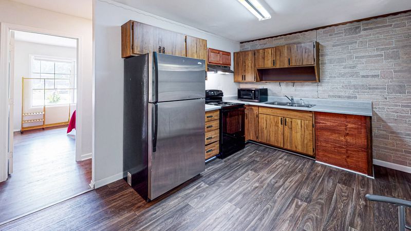 Live in Forest Park, Close to Amenities (id. 1644)