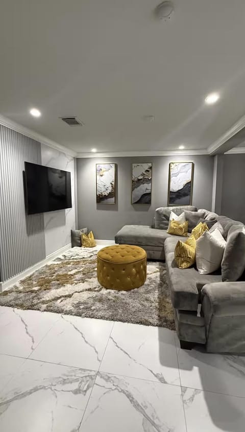 roommates in Undisclosed, Miami Gardens, FL 33056 The Luxx Touch (id. 44519) - cirtru.com