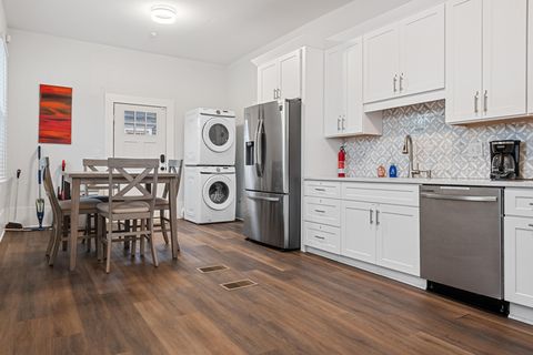 roommates in Undisclosed, Jacksonville, FL 32206 Historic Springfield Mansion  Rooms 200+ sq ft Each  Mini Fridges, Work Desks, and Smart TVs (id. 11247) - cirtru.com