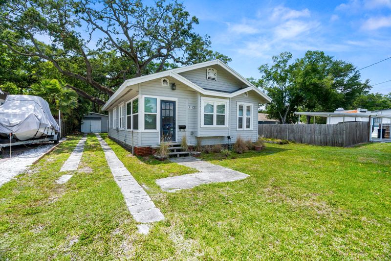 Amazing House  Great Rooms  Such a Cool Place to Live!! (id. 7395)