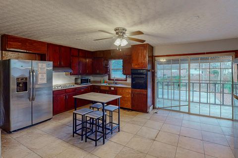 Newly Renovated, Spacious & Comfortable East Point House with Dining Area (id. 5387)