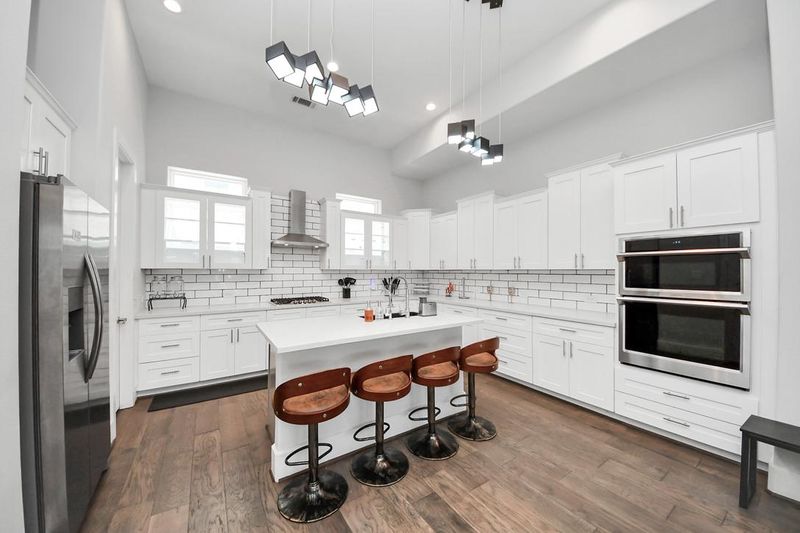 Prime Midtown Stay • Walk to Shops, Dining & Metro Transit (id. 21974)