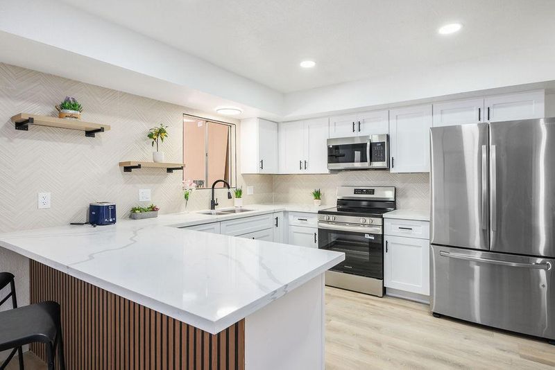 Newly Remodeled Modern Las Vegas House - Modern & Spacious. New Beds, New Mattresses, New 58” TVs. Great Location Near Rainbow and Alta, Close access to US-95, I-11 freeway, Summerlin Pkwy, Grocery Stores, Shopping Center, near bus stops (id. 12985)