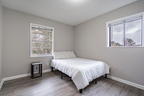 Buuurrrr ... WARM UP at this BRAND NEW PadSplit. Chill Vibes & Cozy Digs—Your Dream Room Awaits! #RoomGOALS

5 minute walk to transit stop Conley Rd @ Conley Dr (id. 10330)