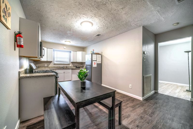 roommates in Undisclosed, Houston, TX 77045 SuperHost Fully Renovated  Houston Home in Clinton Park 5 mins from Transit (id. 872) - cirtru.com